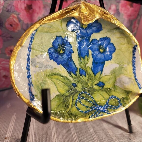DECOUPAGE CLAM SHELL DECOUPAGE BLUE FLOWERS ON A CLAM SHELL TRINKET DISH - Picture 2 of 11